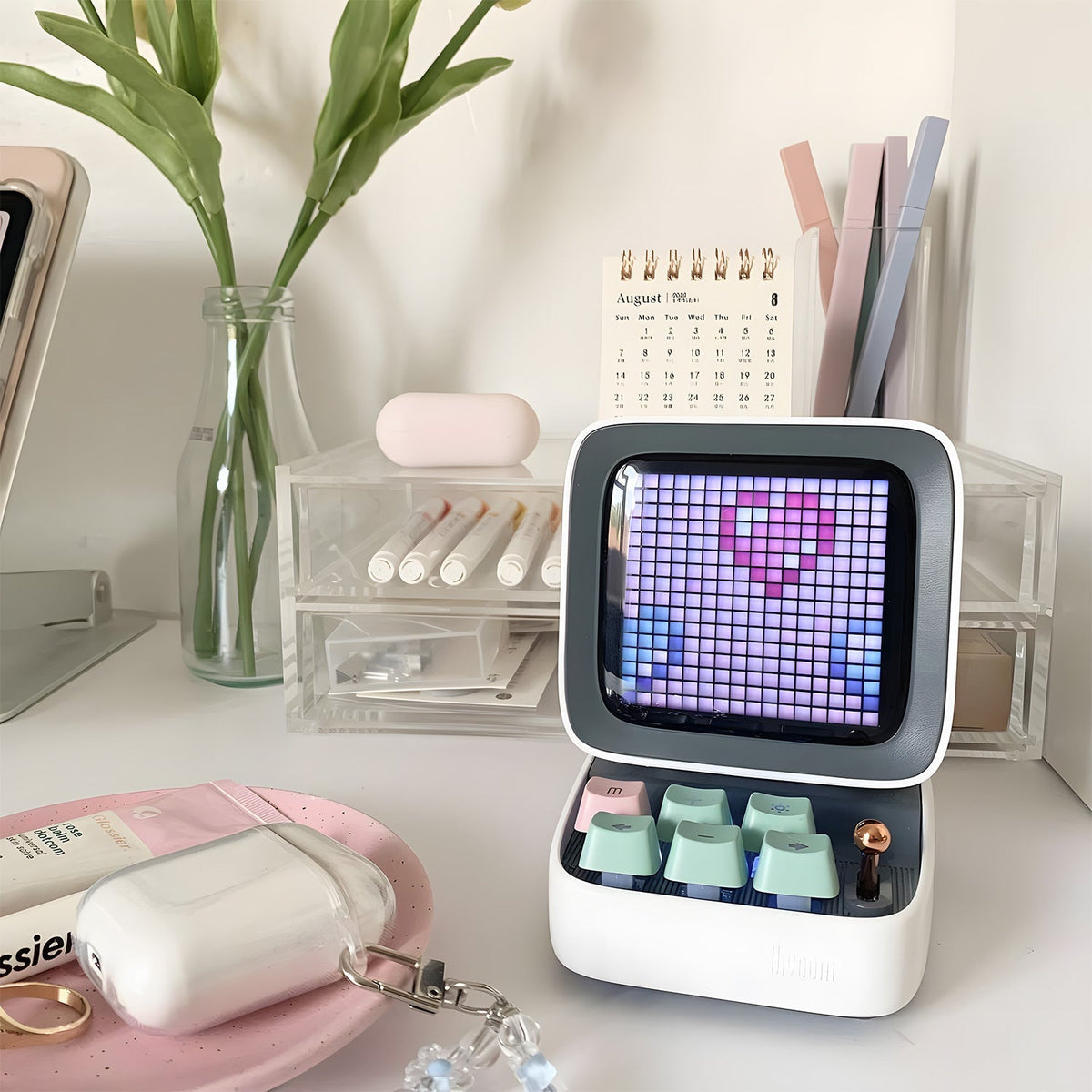 Enceinte pixel art Divoom Ditoo-Pro sur un bureau