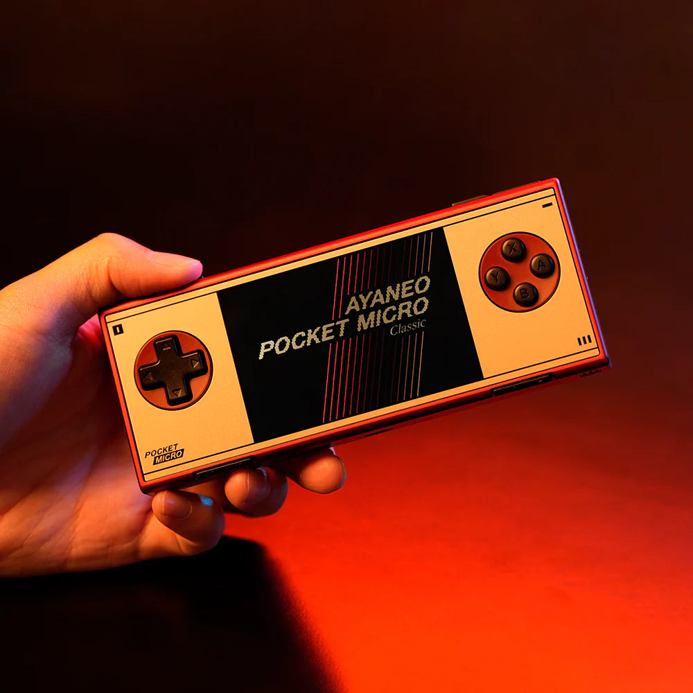 AYANEO Pocket Micro Classic – Mini console Android premium tenue en main sur fond coloré.