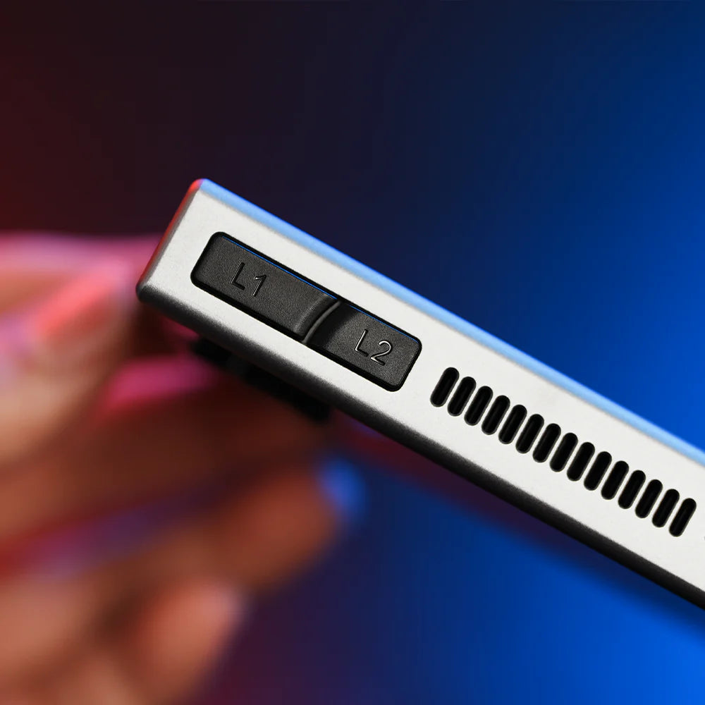 AYANEO Pocket Micro Classic – Mini console Android premium boutons L1 et L2 sur le côté de la console portable.