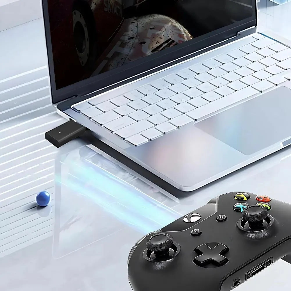 Adaptateur manette Xbox connecté à un laptop, avec une manette Xbox en cours d'utilisation, illustrant la connexion sans fil.