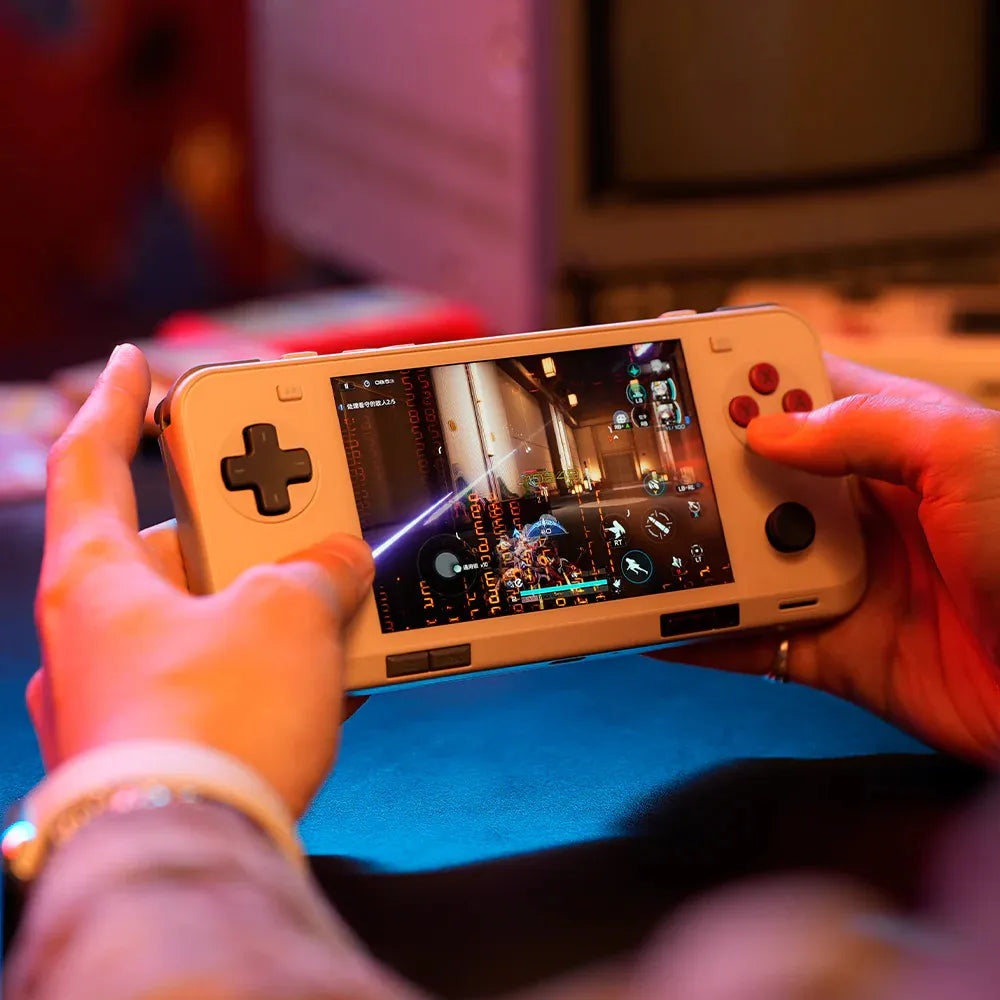 AYANEO Pocket ACE G3x Gen 2 en train d'être utilisé pour jouer, affichant un jeu sur l'écran.