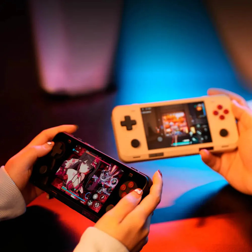 Deux consoles de jeu AYANEO Pocket ACE G3x Gen 2 utilisées pour jouer à des jeux vidéo dans une ambiance lumineuse.