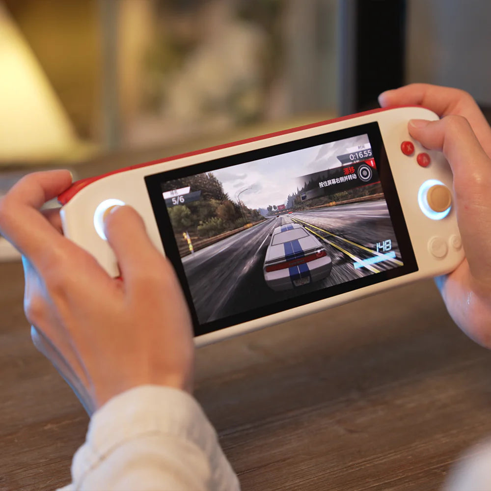 Person utilisant la console de jeu AYANEO Pocket AIR pour jouer à un jeu de course.