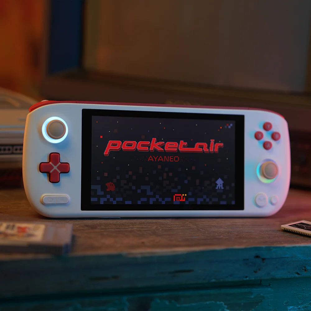 Console AYANEO Pocket AIR avec écran affichant le logo 'pocketair' sur un fond rétro.