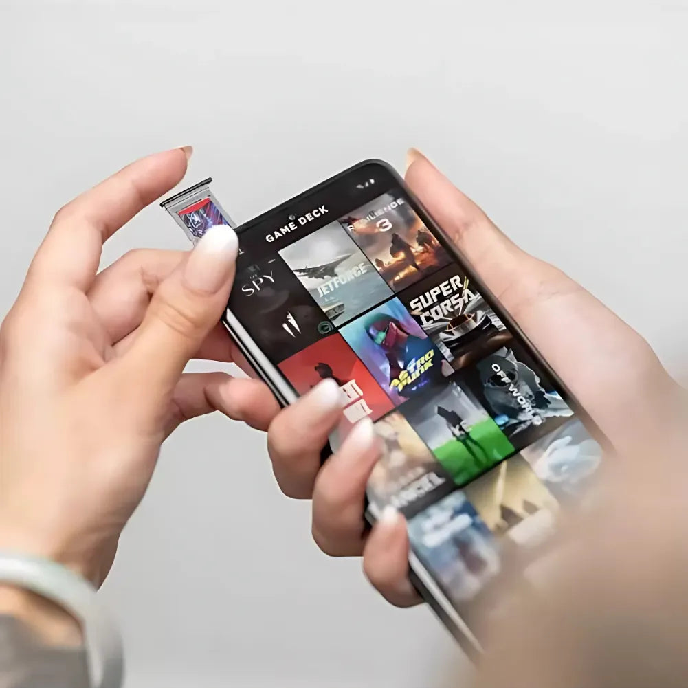 SanDisk microSD GamePlay 256 Go – jeux mobiles et consoles insérée dans un smartphone avec des jeux affichés.