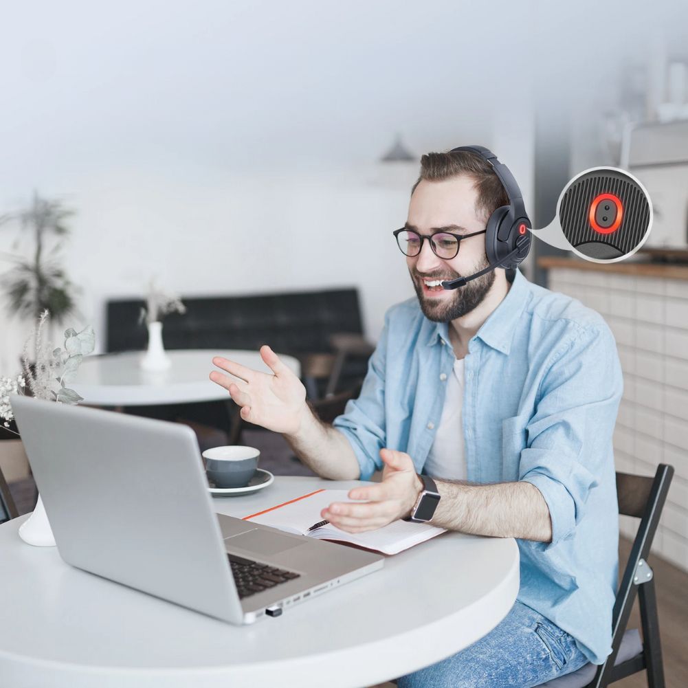 Un homme qui rigole avec son casque gamer