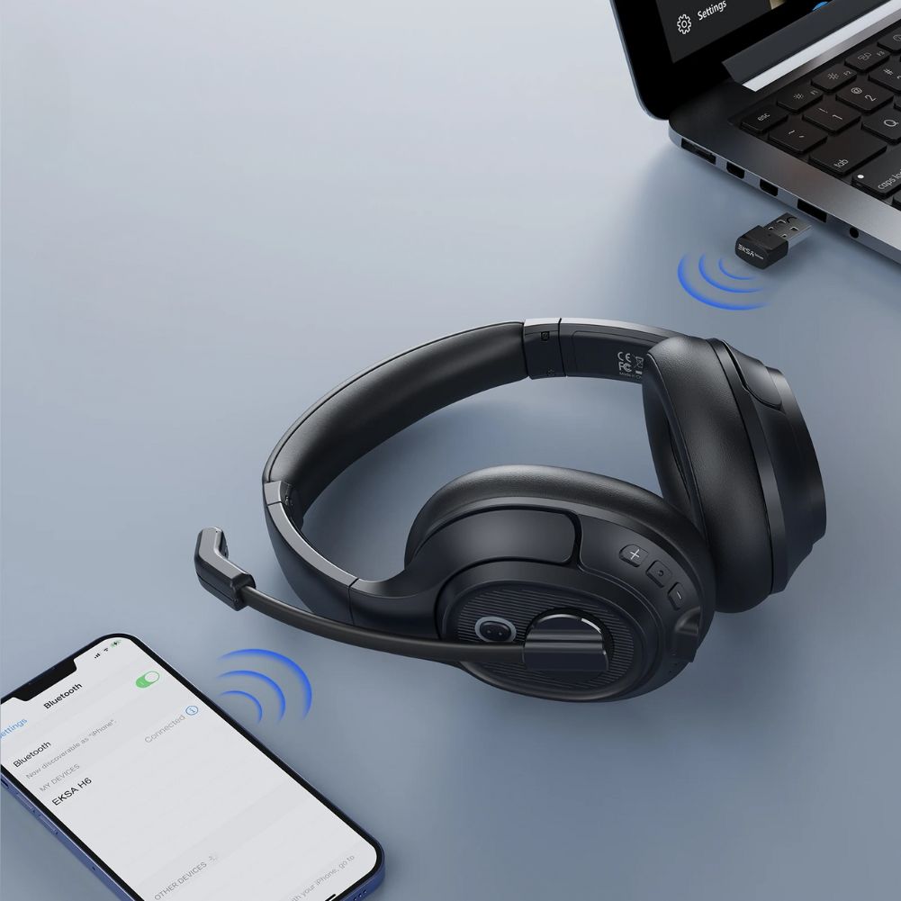 Un casque gamer sans fil noir pouvant se connecter à plusieurs appareils