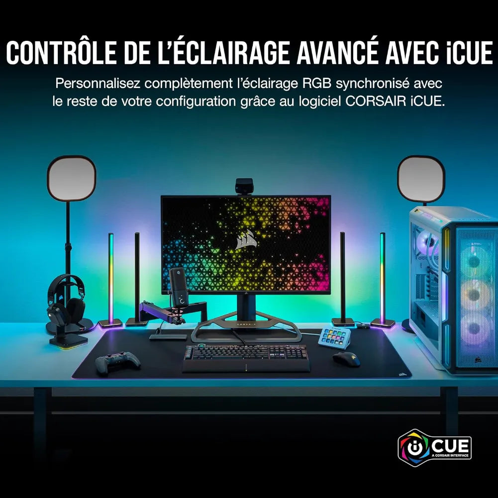 Configuration gaming avec éclairage RGB personnalisable via CORSAIR iCUE, incluant écran, tapis de souris et accessoires.