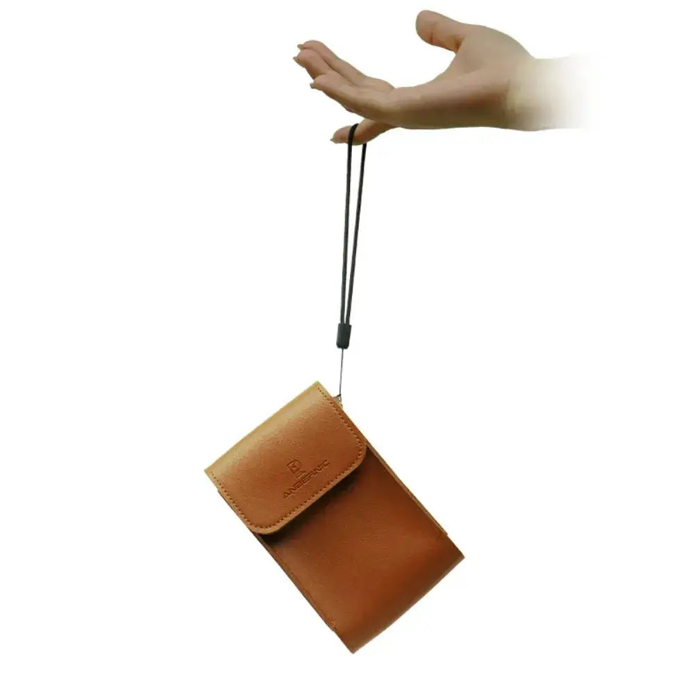 Housse Anbernic RG34XX – Élégance et transport sécurisé vue d'une main tenant la housse en simili cuir marron.