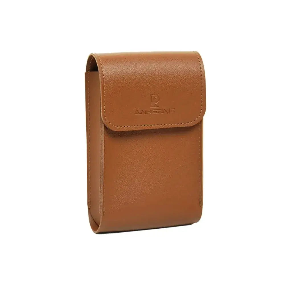 Housse Anbernic RG34XX – Élégance et transport sécurisé en simili cuir marron avec fermeture magnétique.