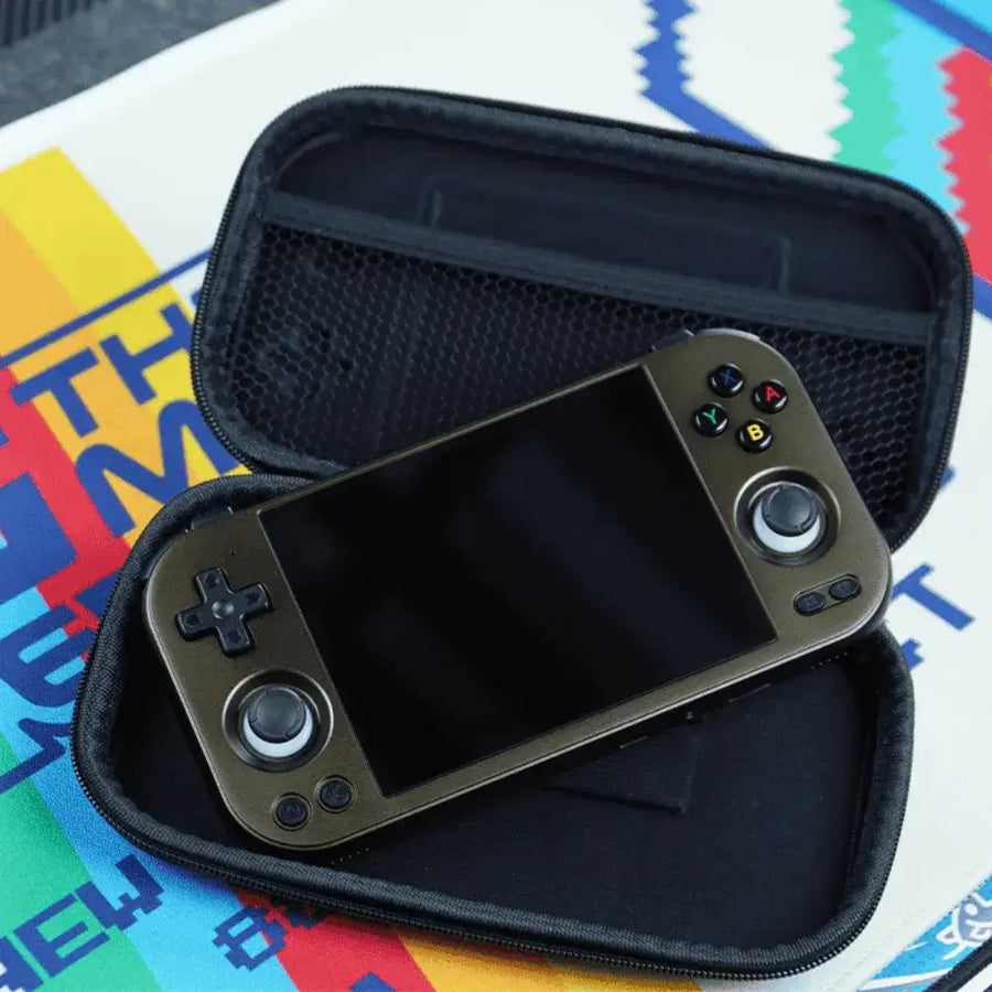 Housse Anbernic RG 477M - Protection gamer stylée avec une console dans une housse rigide noire.