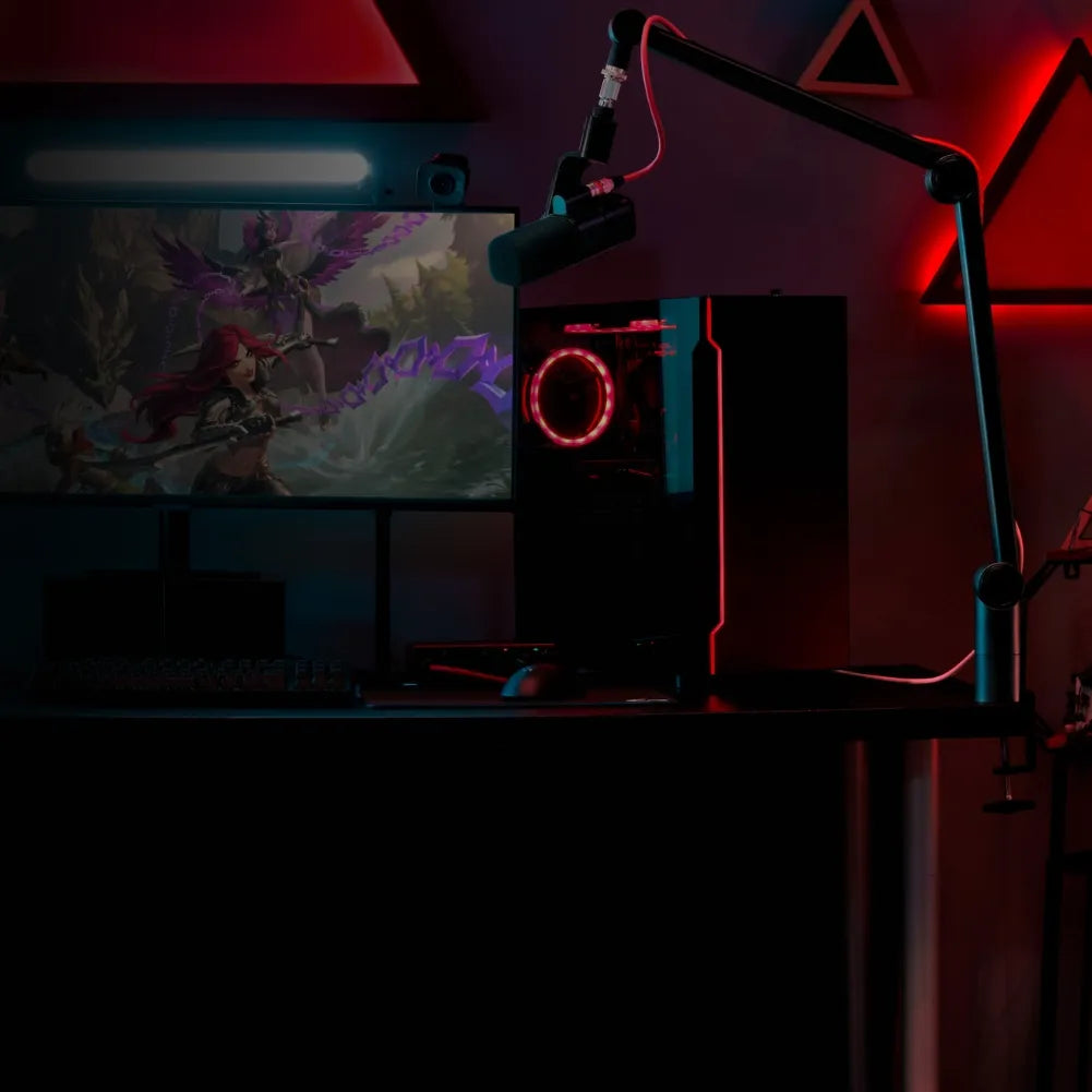 Vue avant du bras articulé Logitech G Compass monté sur un bureau.