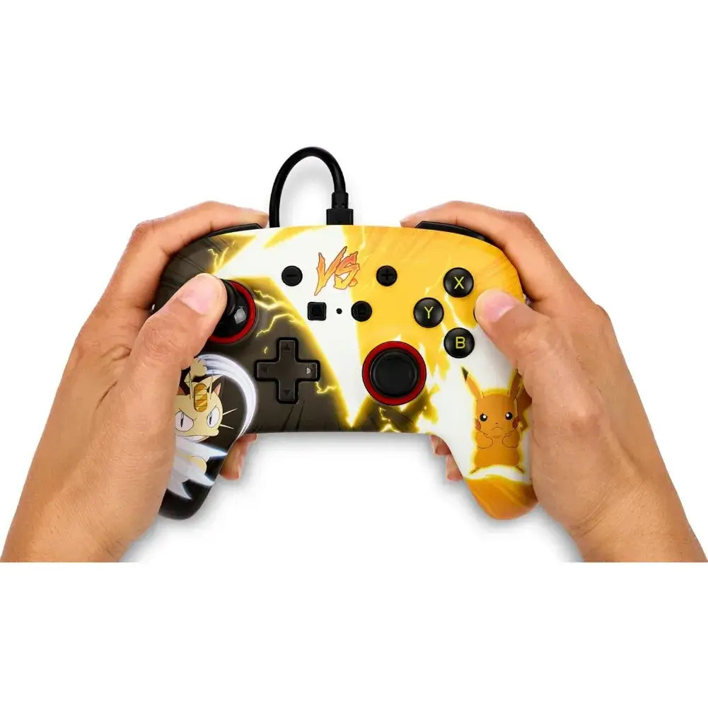 Main tenant la manette PowerA avec câble branché