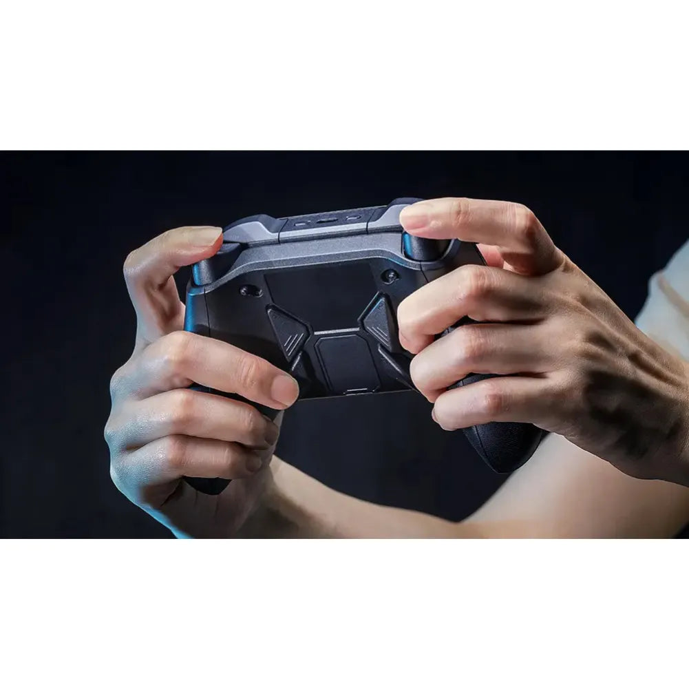 Jeux vidéo : un joueur tient la manette ROG Raikiri Pro, prêt pour une expérience immersive sur Xbox ou PC.