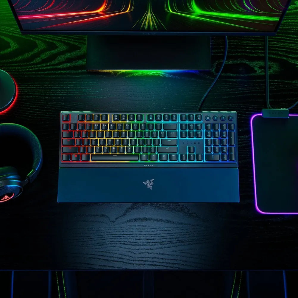 Clavier gaming ultra-fin Razer Ornata V3 en action