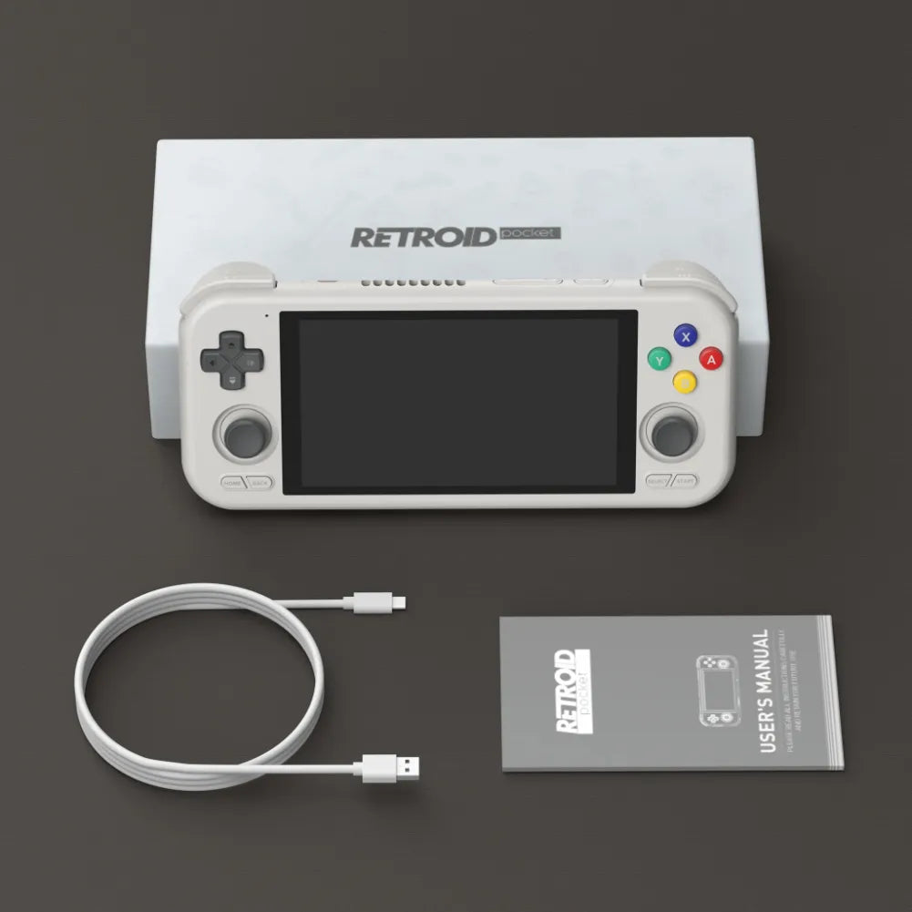 Console Retroid Pocket 4 Pro avec manette, câble USB, et manuel d'utilisateur sur fond sombre.