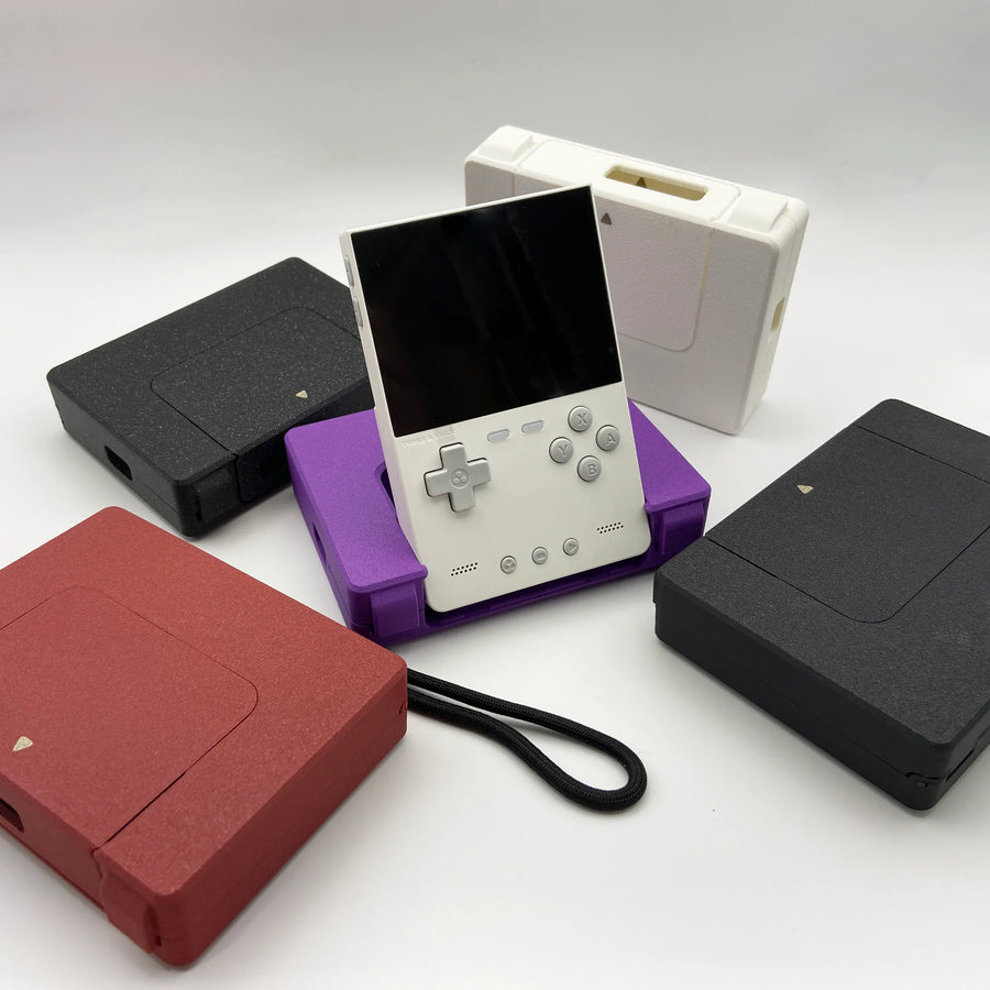 Geöffnete 3-in-1-Hüllen für TrimUI Brick, Konsole eingesetzt