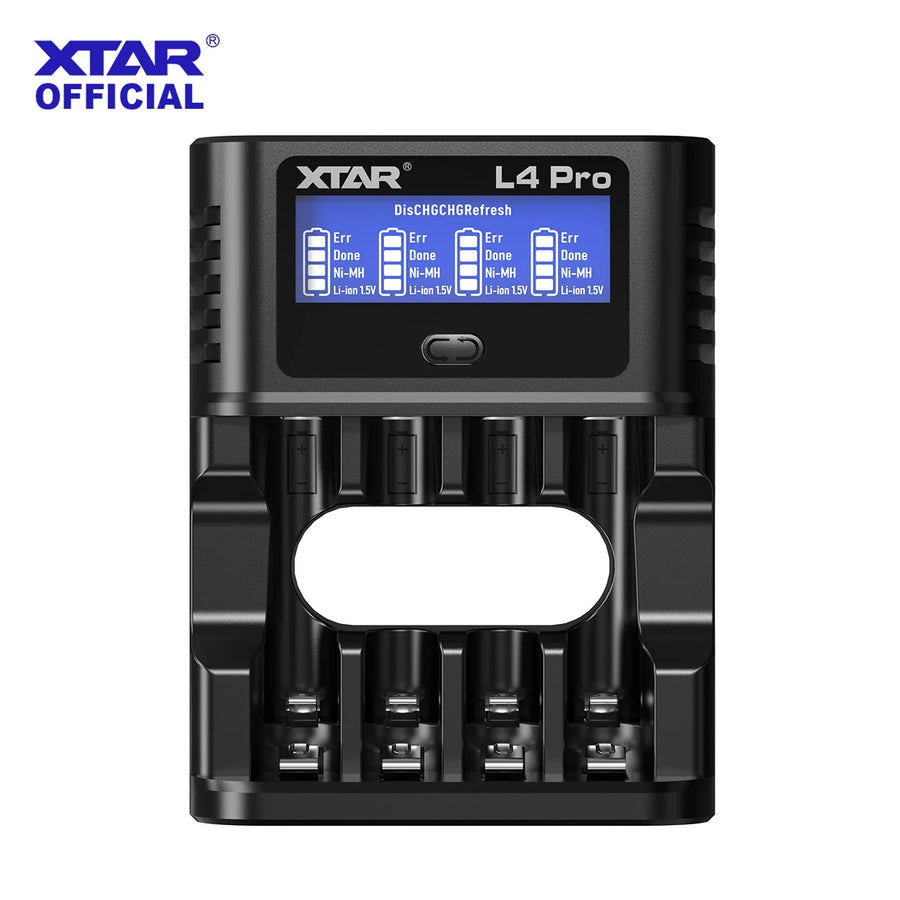 Ladegerät XTAR L4 Pro von vorne, LCD-Display und vier Schächte für AA- und AAA-Akkus