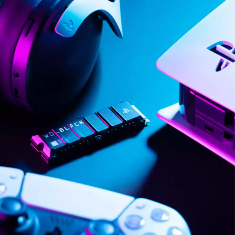 WD_BLACK SN850P NVMe™ SSD for PS5® consoles sur un bureau avec casque et manette PlayStation.
