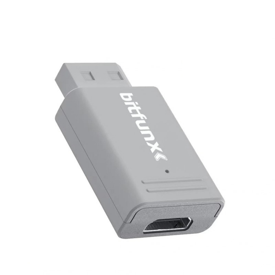 HDMI-Adapter für Wii in Dreiviertelansicht, HDMI-Ausgang sichtbar