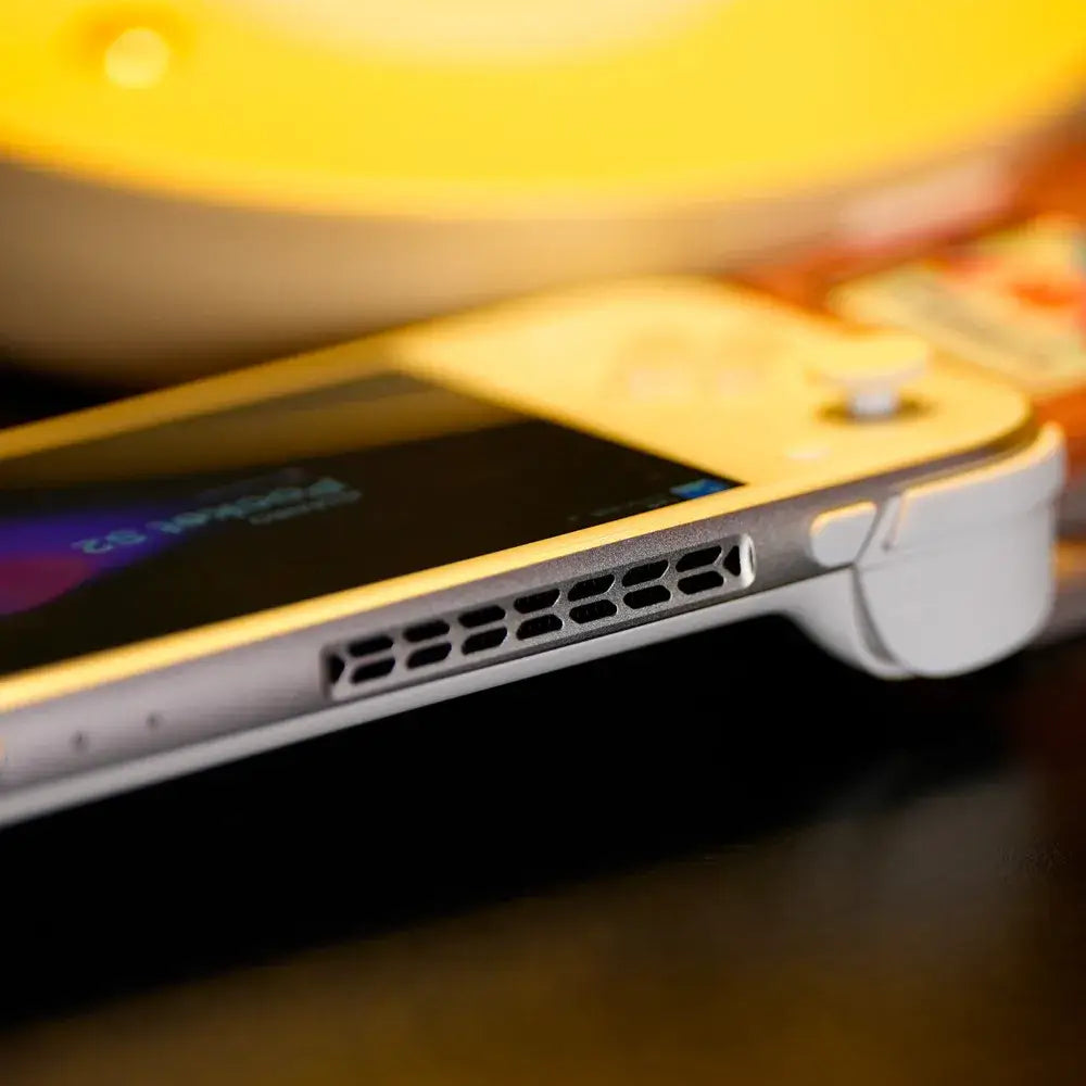 Détail de l'AYANEO Pocket S2 montrant le port ventilé et l'écran, conçu pour le jeu portable.