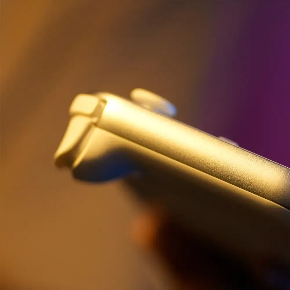 Détail de la manette de l'AYANEO Pocket S2 avec sticks Hall et design premium.