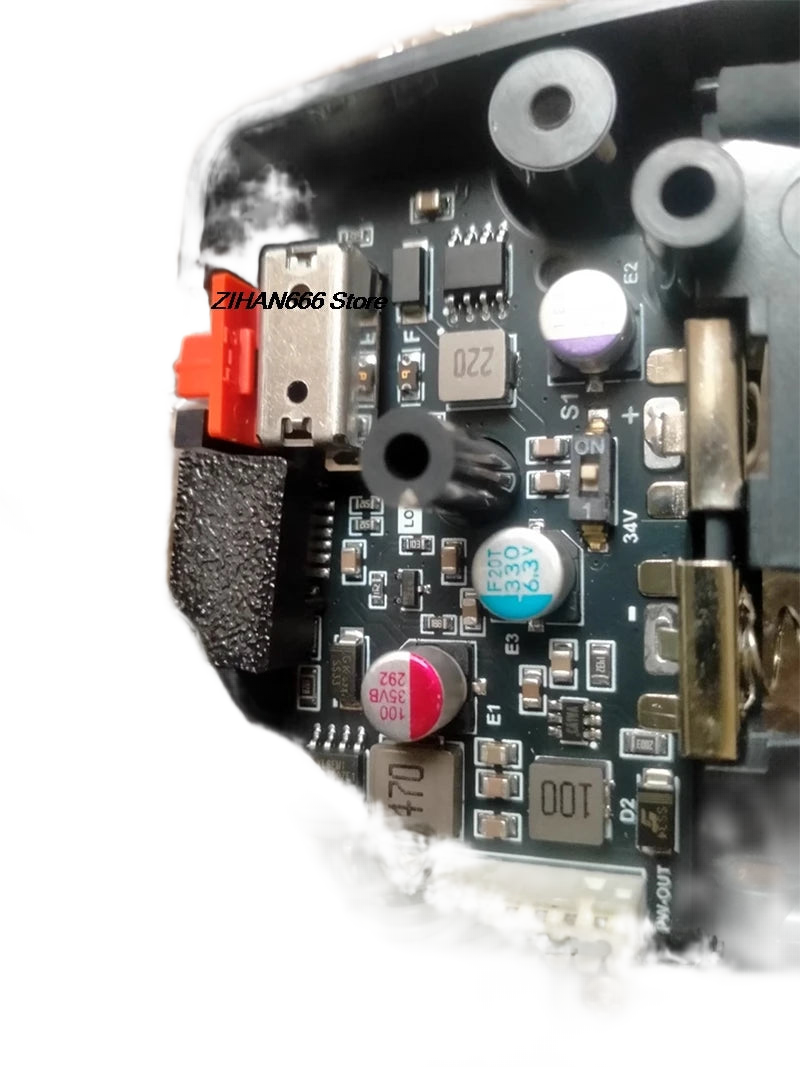 Petite carte électronique d alimentation à prise USB-C, vue de dessus sur fond blanc
