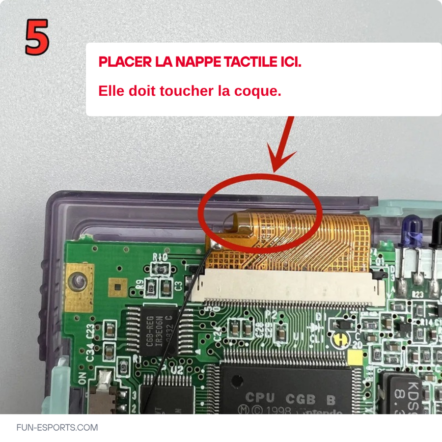 Notice de montage en francais, etape 5 : placer la nappe tactile ici, elle doit toucher la coque