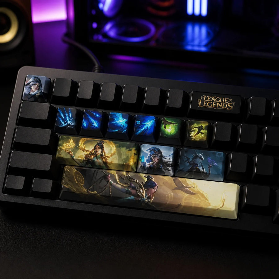 Ashe-Keycaps auf einer schwarzen mechanischen Tastatur vor einem Gaming-PC