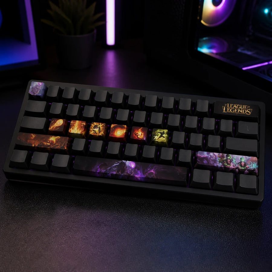 Brand-Keycaps auf einer schwarzen mechanischen Tastatur vor einem Gaming-PC