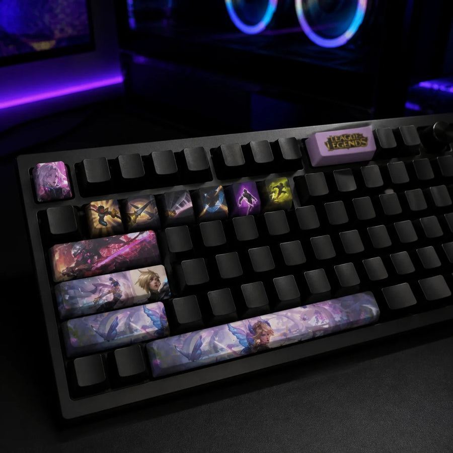 Fiora-Keycaps auf einer schwarzen mechanischen Tastatur vor einem Gaming-PC