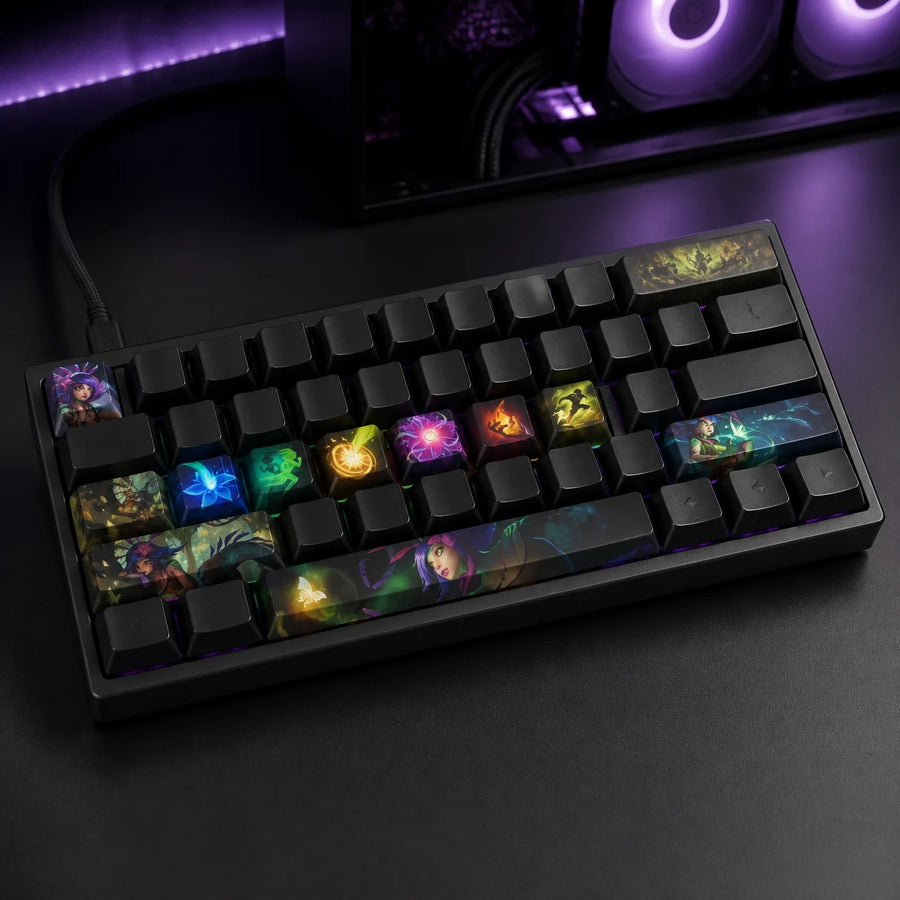 Neeko-Keycaps auf einer schwarzen mechanischen Tastatur vor einem Gaming-PC