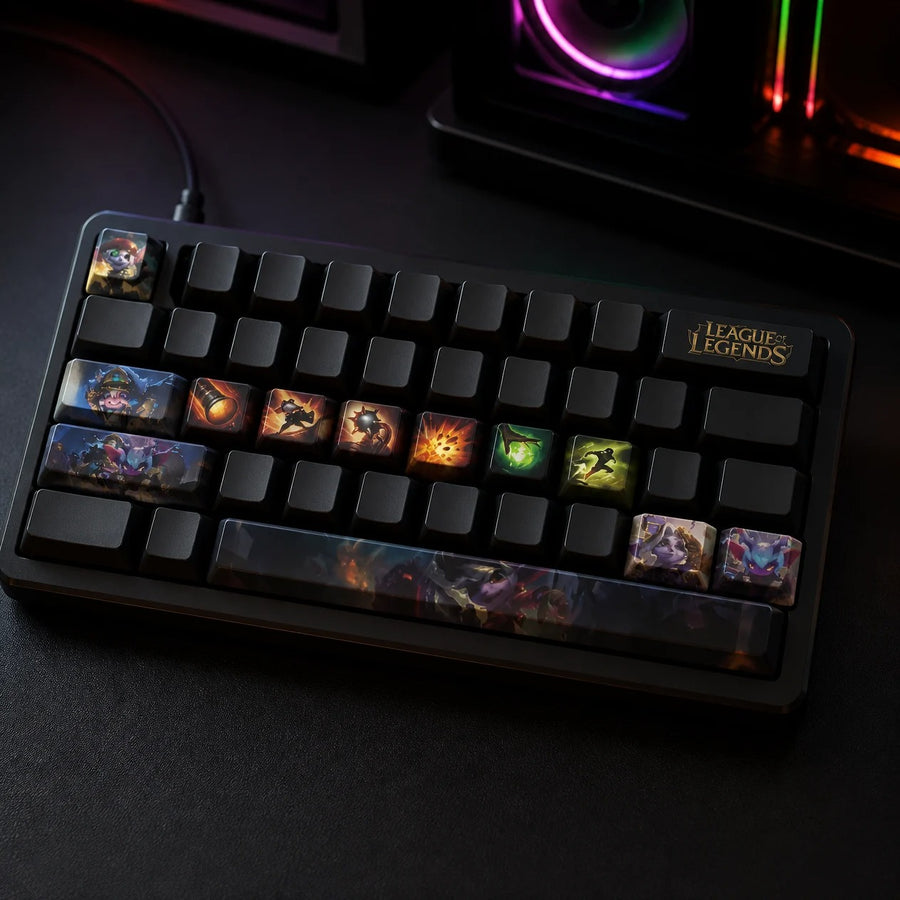 Tristana-Keycaps auf einer schwarzen mechanischen Tastatur vor einem Gaming-PC
