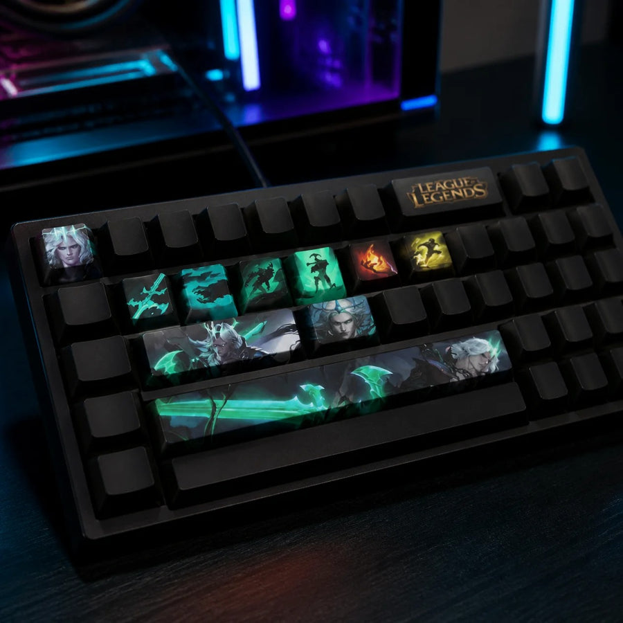 Viego-Keycaps auf einer schwarzen mechanischen Tastatur vor einem Gaming-PC