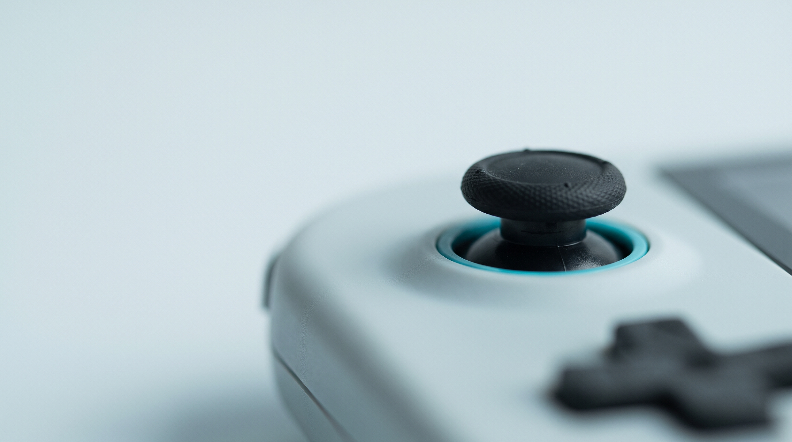 Gros plan macro sur le stick analogique d'une console portable rétro