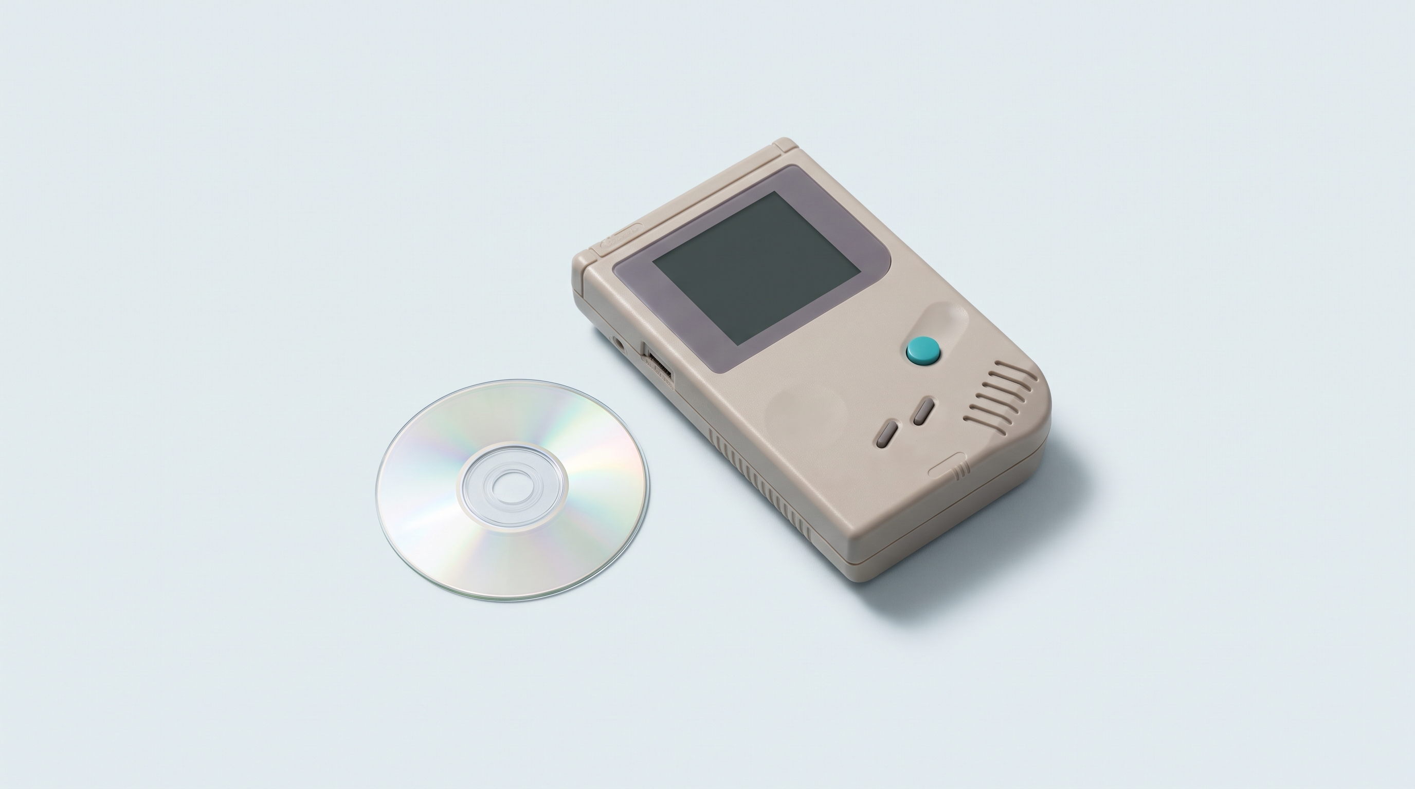 Mini-disque optique posé à plat à côté d'une grande console portable rétro