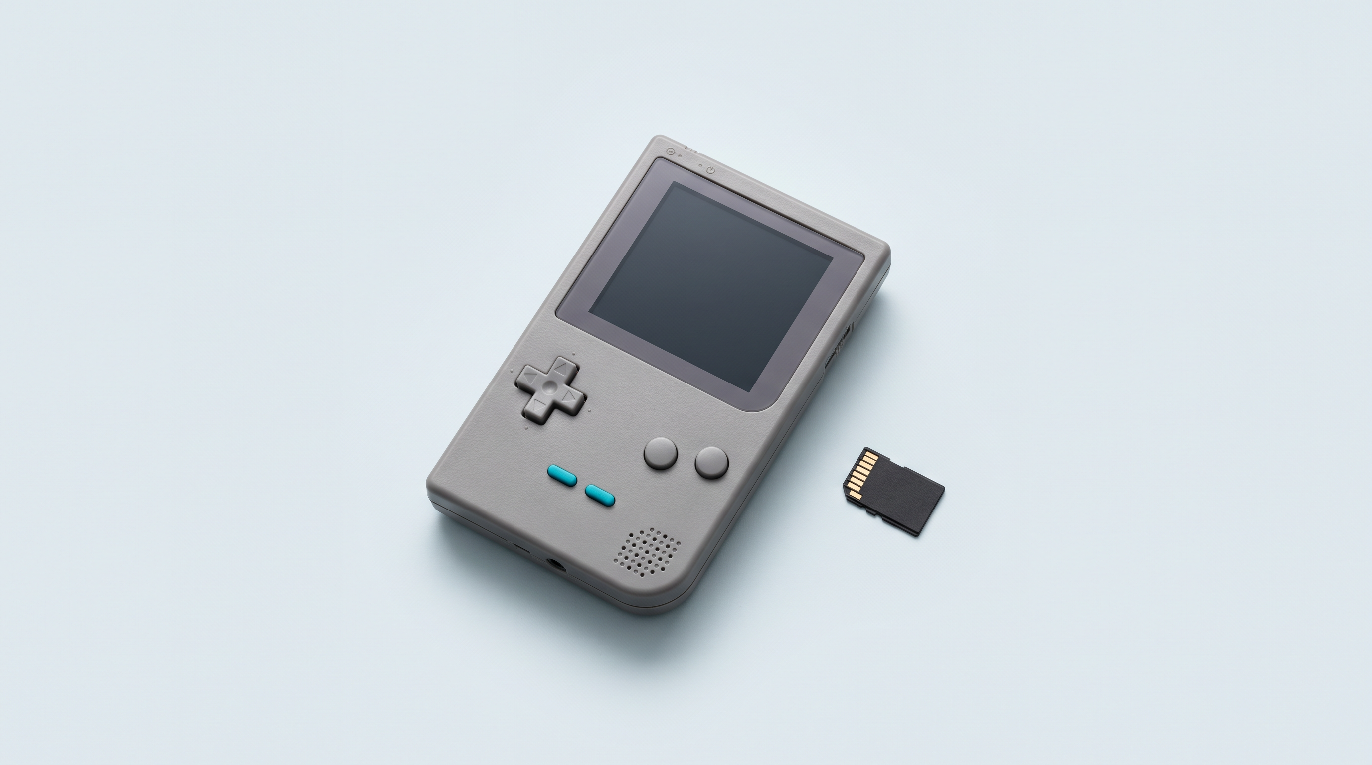 Console portable rétro à l'écran noir, posée de travers, carte microSD à l'écart