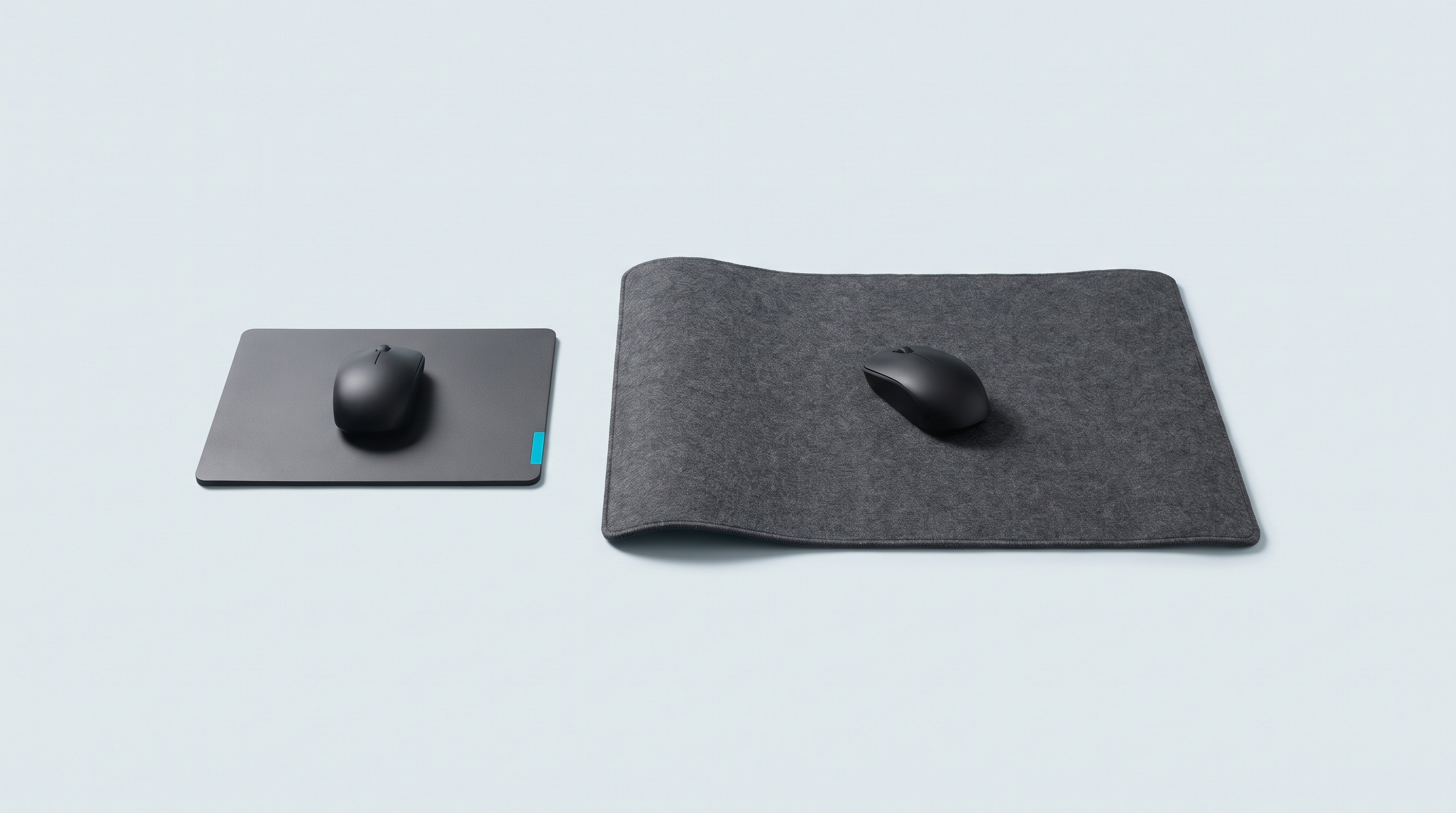 Deux tapis côte à côte, un petit rigide et un grand en tissu, chacun avec une souris