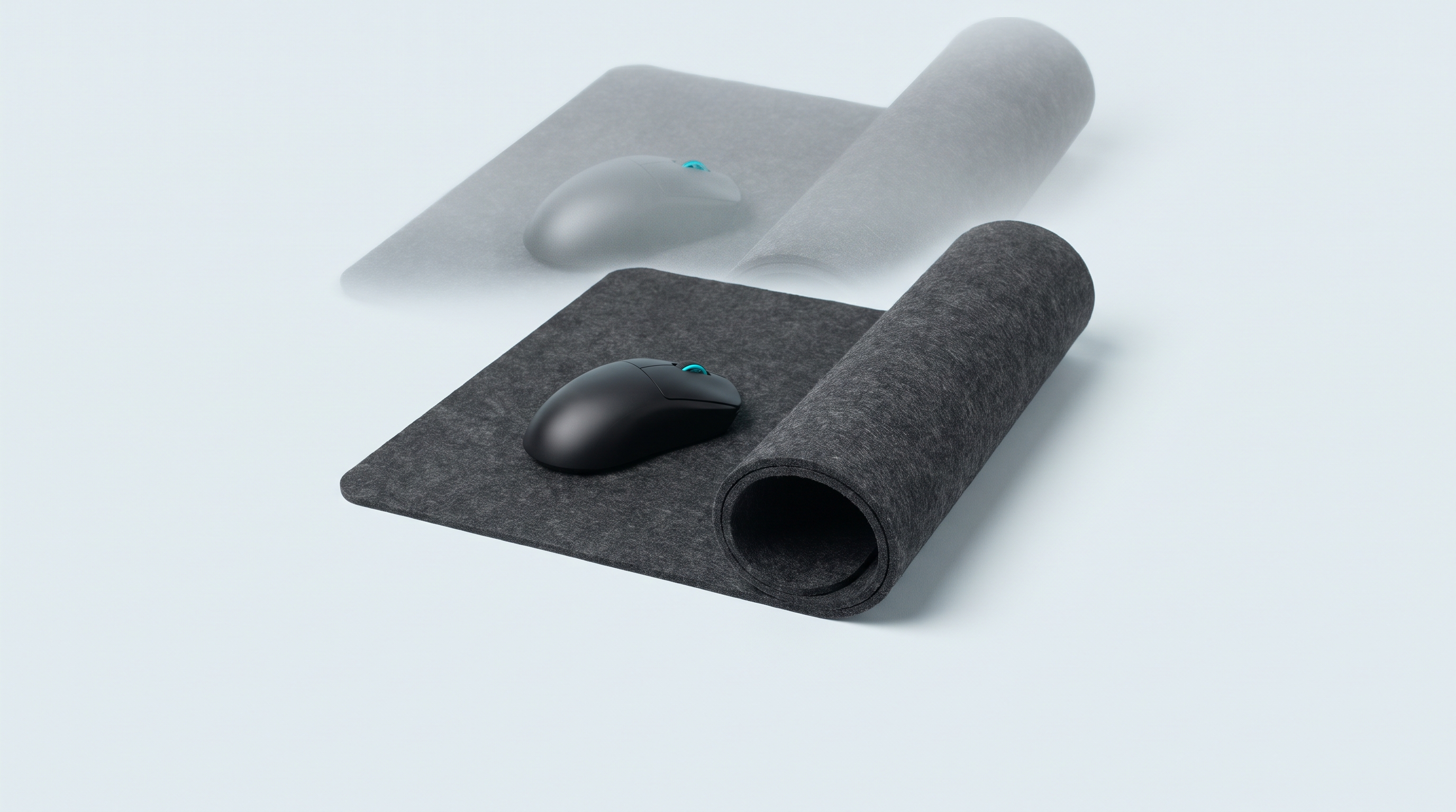 Grand tapis de souris en tissu noir à moitié déroulé, avec une souris gamer posée dessus
