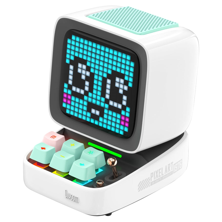 Enceinte Divoom Ditoo-Pro blanche, visage en pixel art à l'écran