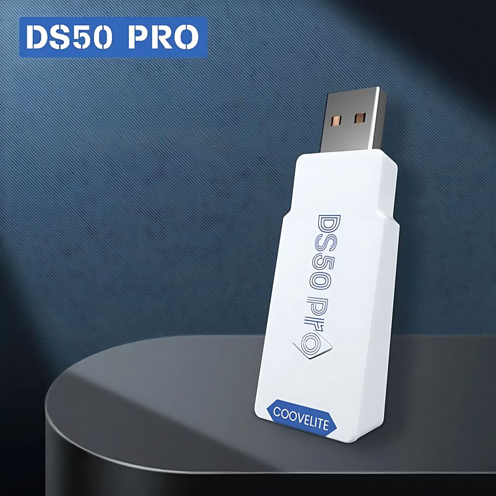 Adaptateur DS50 Pro Bluetooth pour manette PS5 sur surface élégante, permettant multi-compatibilité avec consoles.
