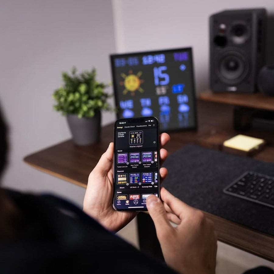 Divoom Pixoo-64 II piloté depuis un smartphone sur un bureau