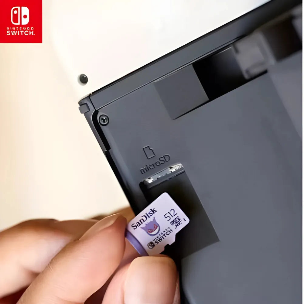 SanDisk microSD Pokémon 256 Go pour Nintendo Switch insérée dans la console Nintendo Switch.
