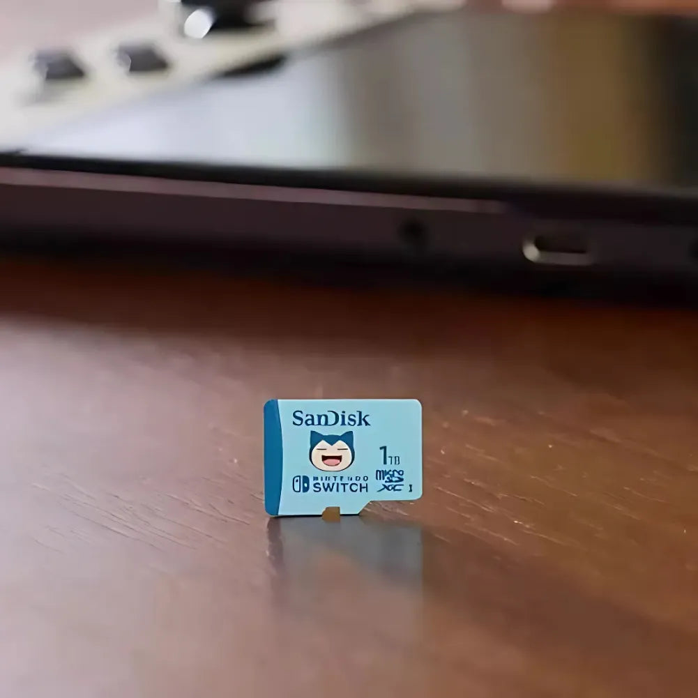 SanDisk microSD Pokémon 256 Go pour Nintendo Switch posée sur une table en bois avec une console Nintendo Switch en arrière-plan.