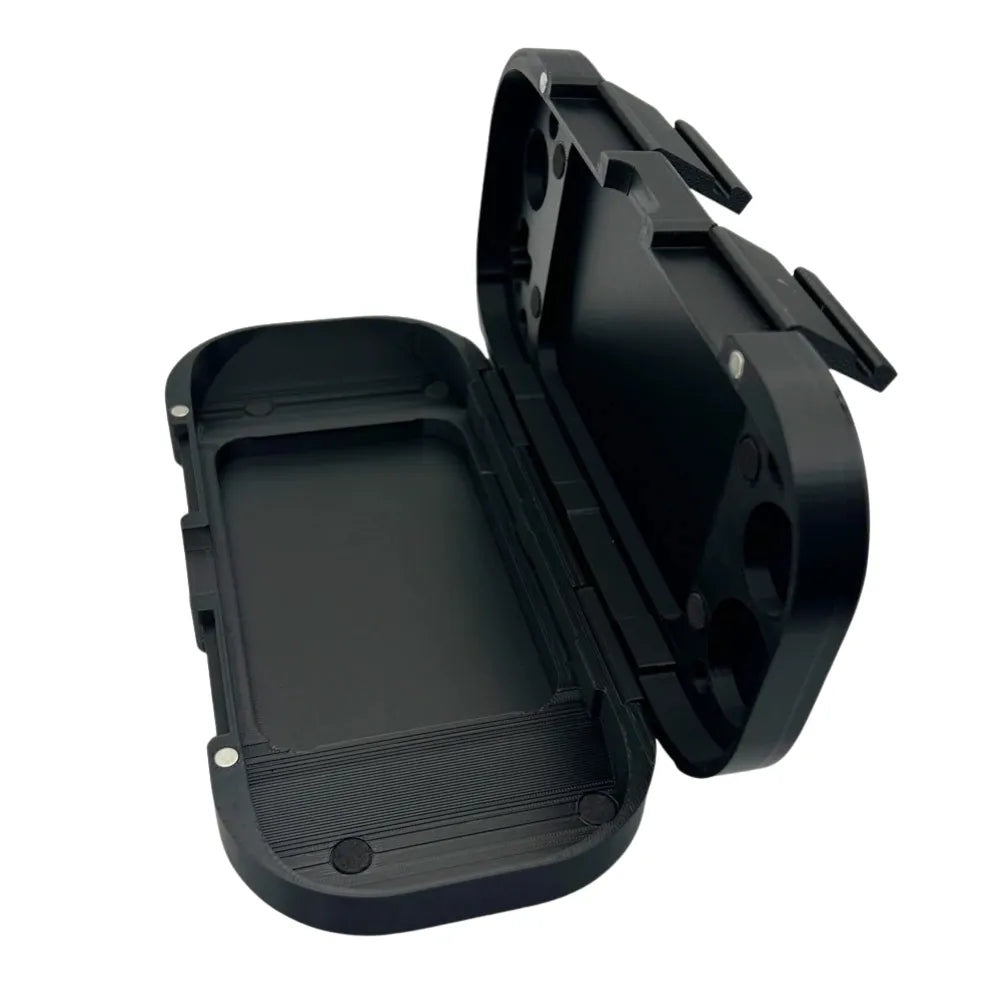 Étui de protection Retroid Pocket 5 ouvert, coque rigide avec emplacements moulés pour console et accessoires.