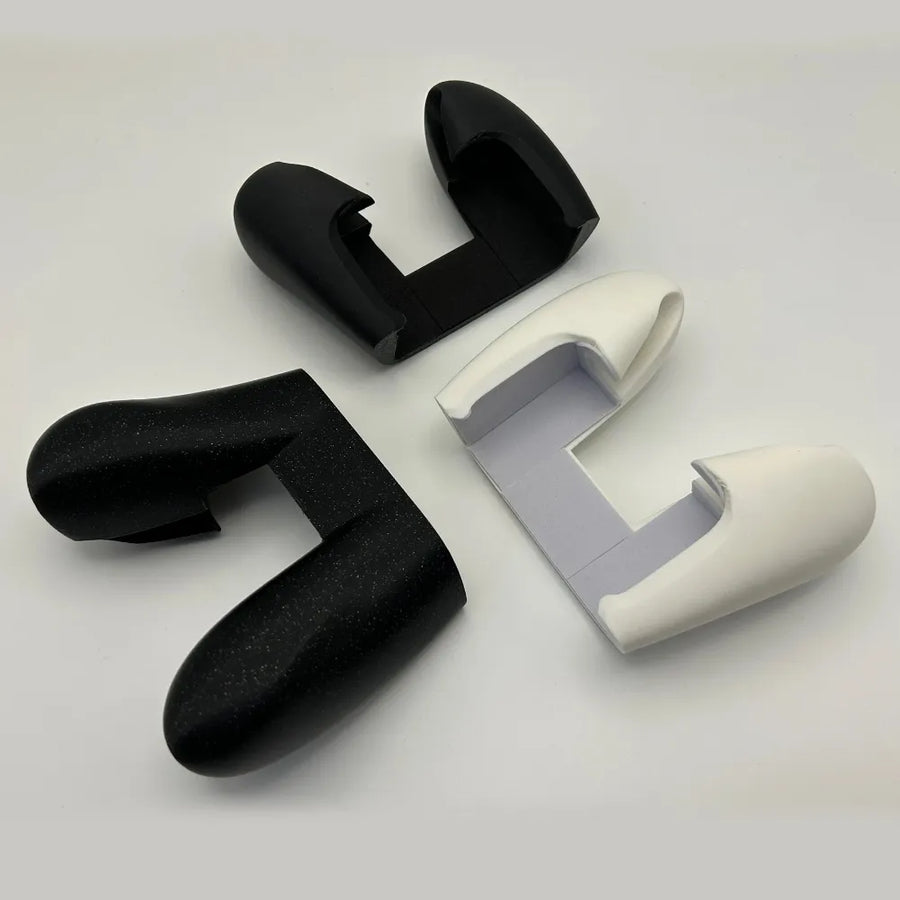 Grip ergonomique Miyoo Mini Plus en noir et blanc, améliorant le confort de la manette pour des sessions de jeu.