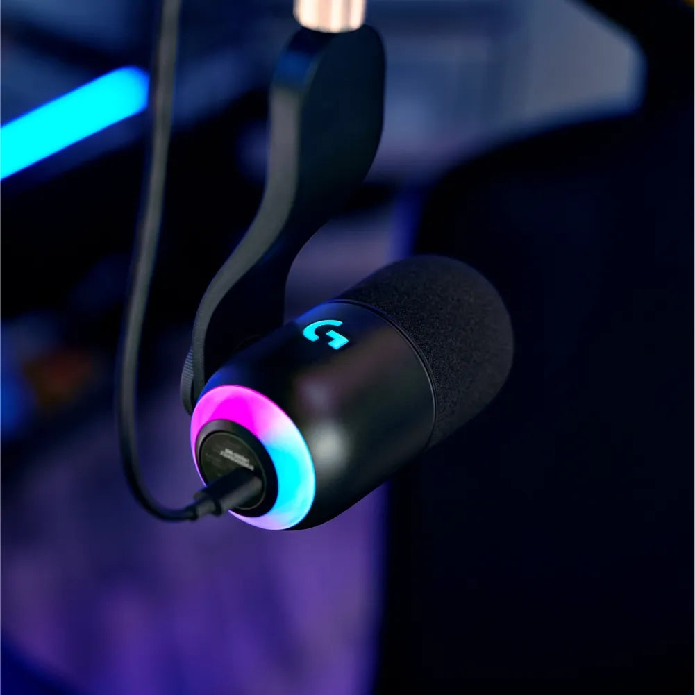 Logitech G Yeti GX connecté via USB sur un bureau.