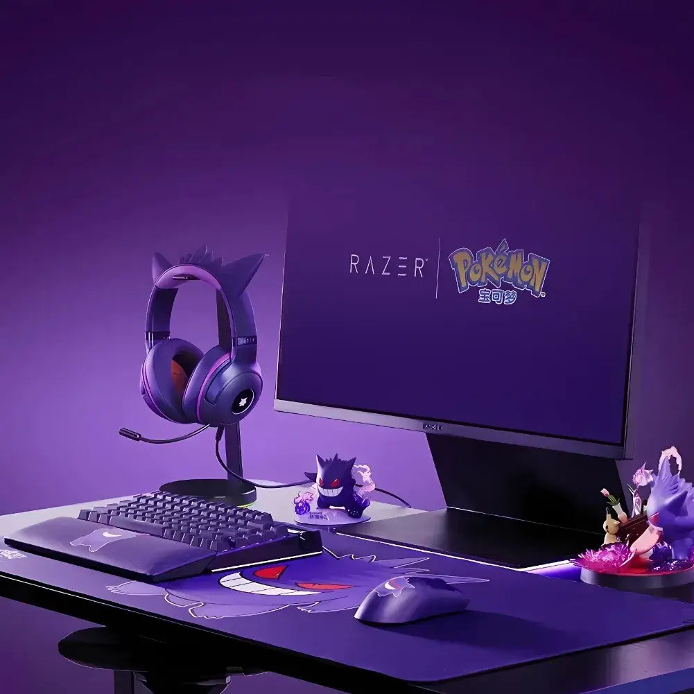 Bureau gamer avec Tapis de souris Razer Gengar, casque et accessoires Pokémon pour un setup immersif.