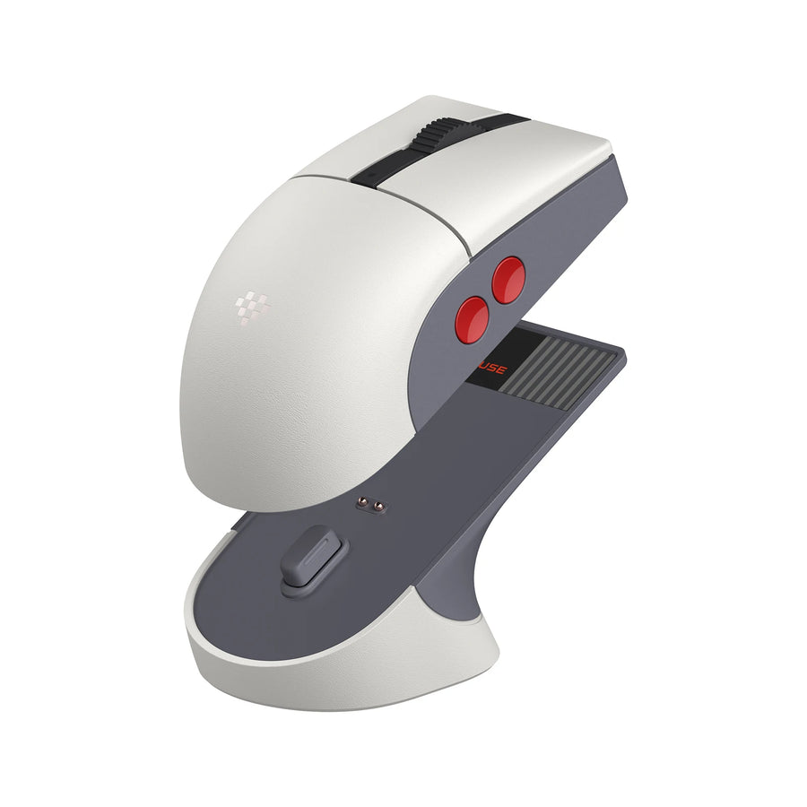 Maus 8BitDo Retro R8 N Edition in Grau und Weiß auf ihrer Ladestation