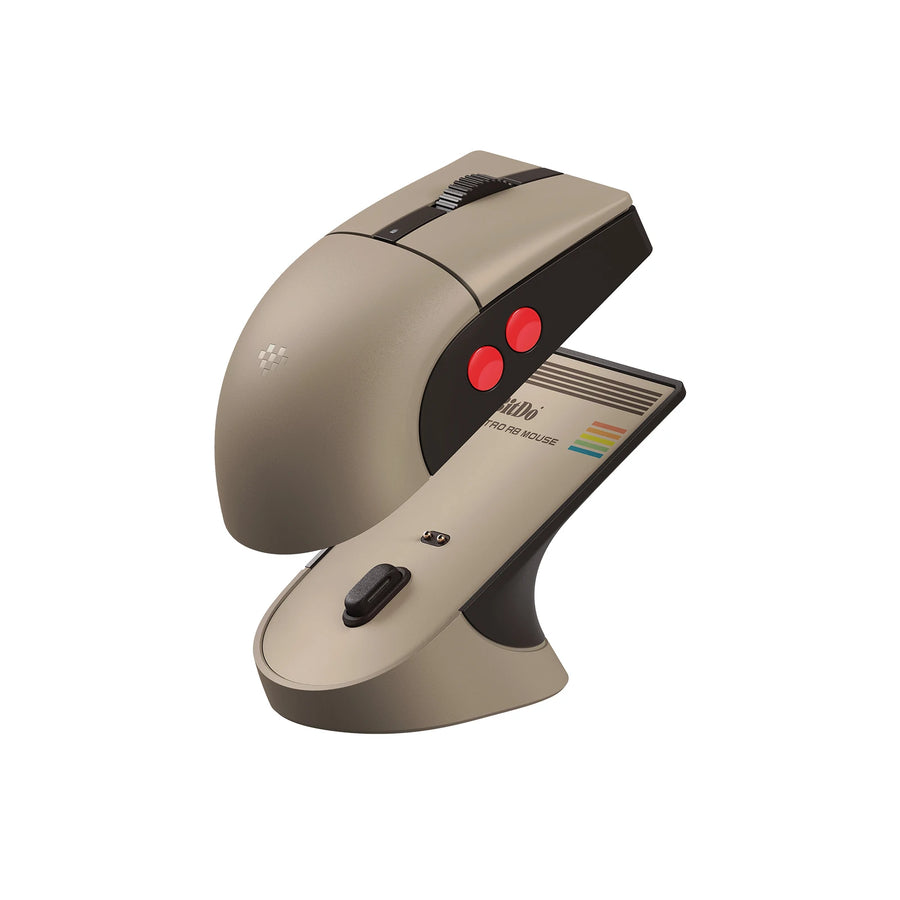 Maus 8BitDo Retro R8 C64 Edition in Beige und Braun auf ihrer Ladestation